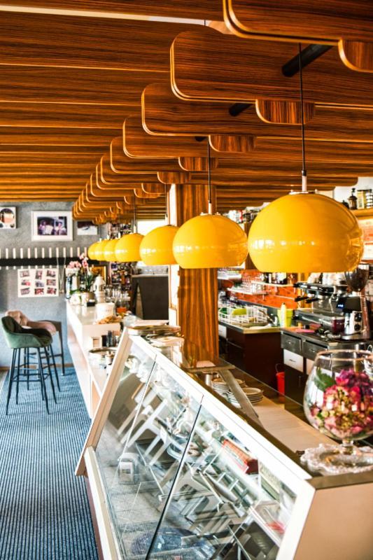 Cafe Rudi Living Bed & Breakfast Parcines Eksteriør bilde