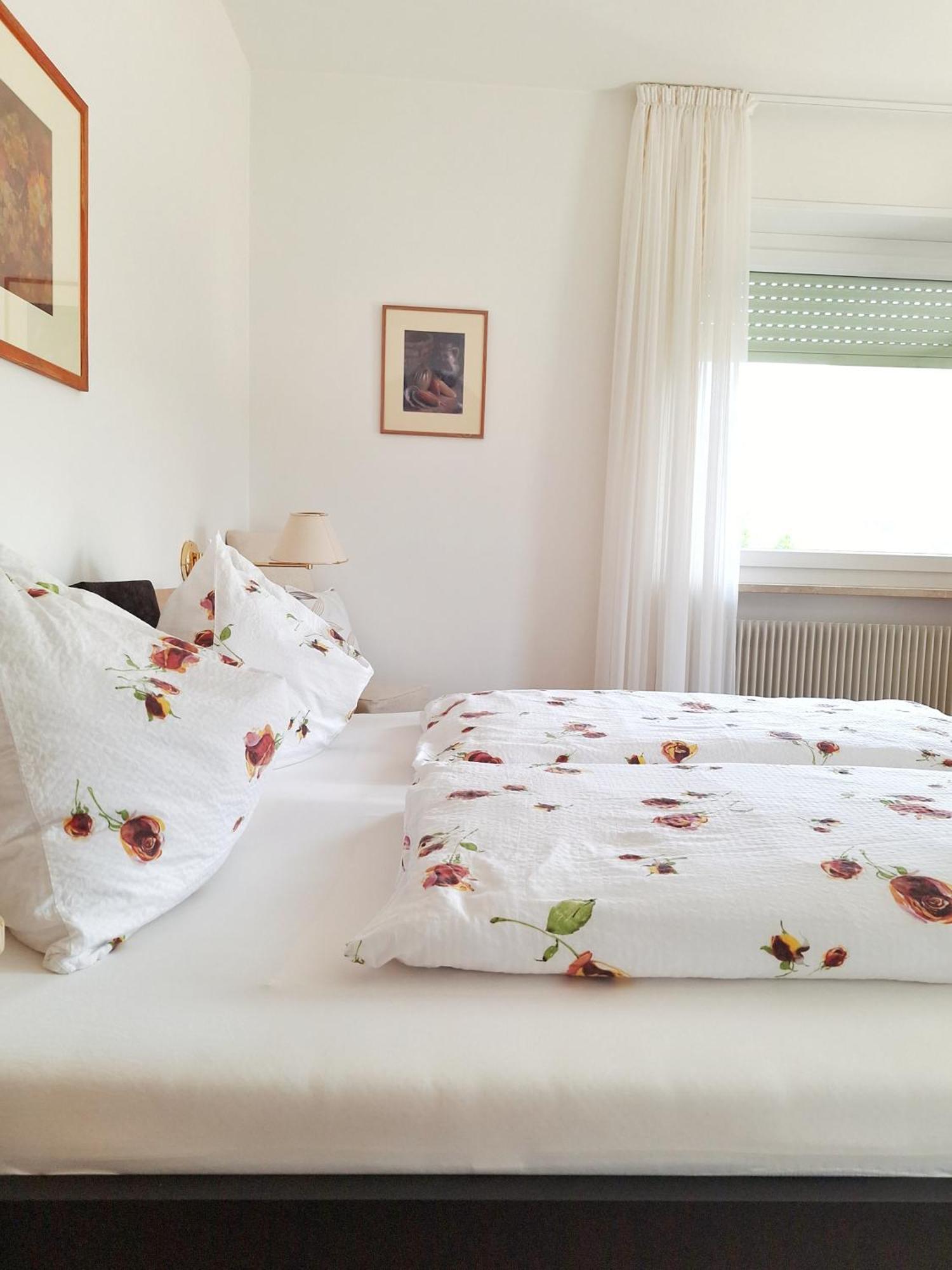Cafe Rudi Living Bed & Breakfast Parcines Eksteriør bilde