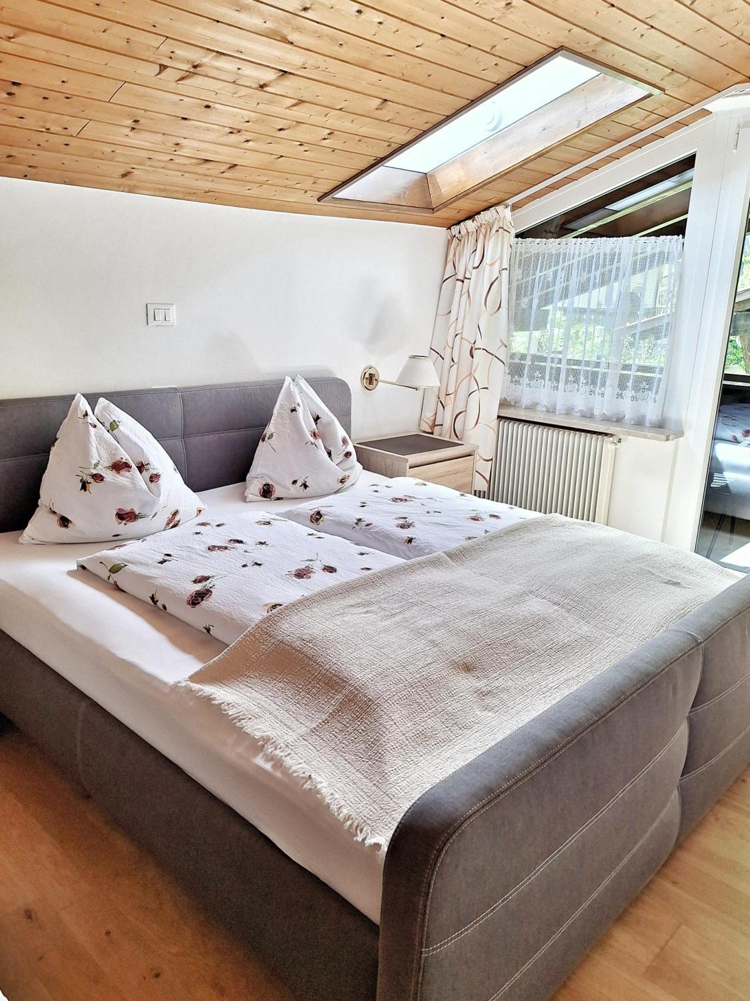 Cafe Rudi Living Bed & Breakfast Parcines Eksteriør bilde