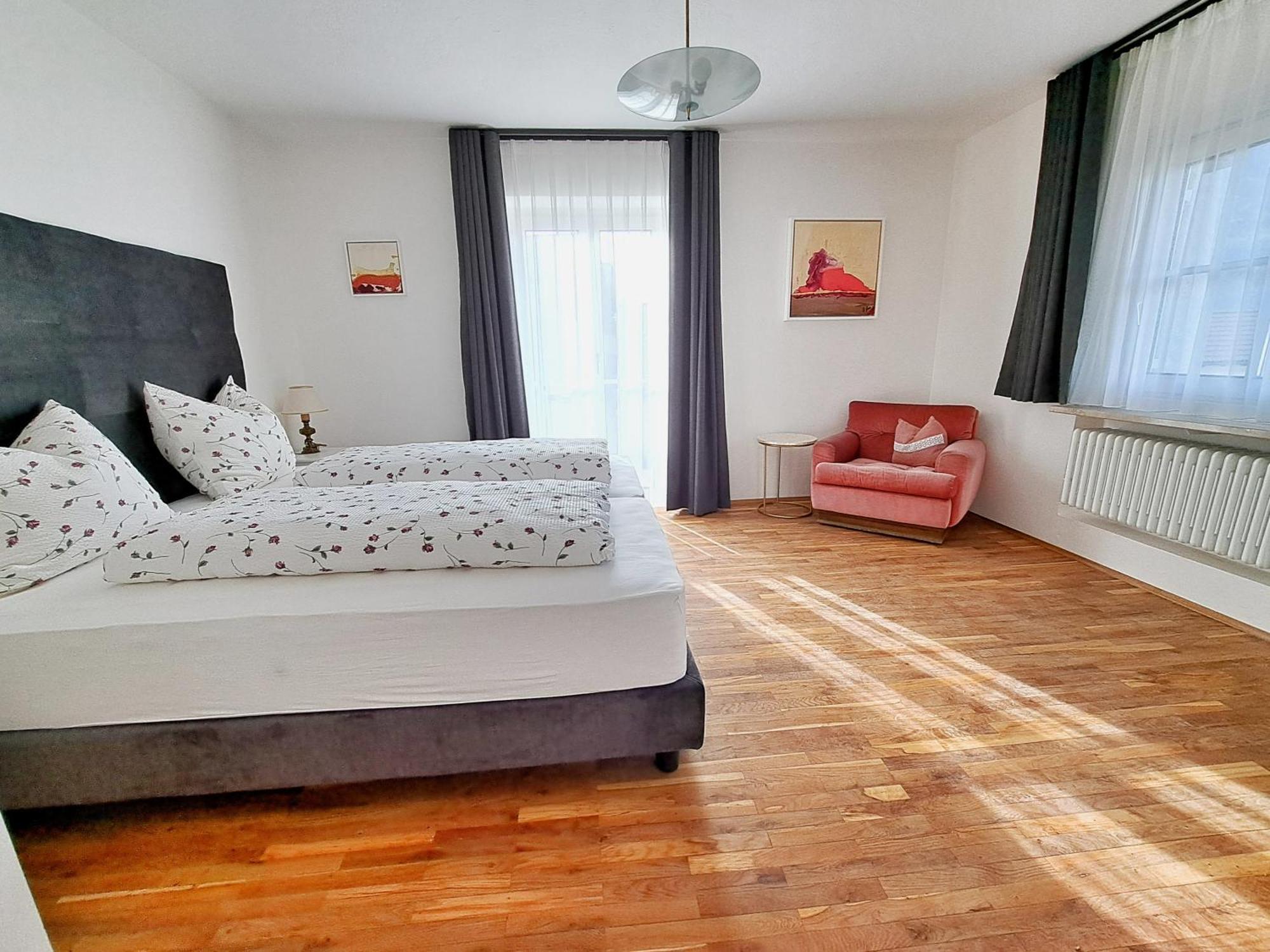 Cafe Rudi Living Bed & Breakfast Parcines Eksteriør bilde
